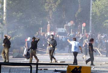 Αποζημίωση ζητά το Δημόσιο από νεαρούς που αφαίρεσαν κράνη και ασπίδες αστυνομικών