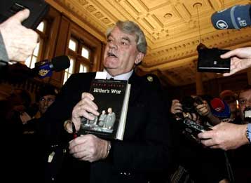 Απέλαση και απαγόρευση εισόδου στην Αυστρία για τον Ντέιβιντ Ίρβινγκ