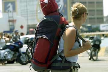 Έξυπνο σακίδιο πλάτης μεταφέρεται πιο εύκολα