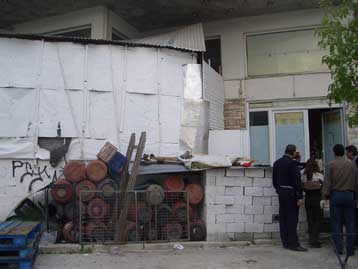 Σοκ από τα ευρήματα των ελεγκτών σε αποθήκη τροφίμων στη Δραπετσώνα