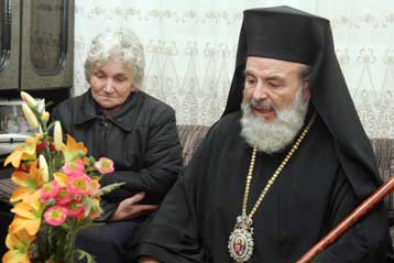 Τις οικογένειες των θυμάτων του φονικού στο Αγρίνιο επισκέφθηκε ο Αρχιεπίσκοπος