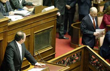 Αντιπαράθεση στη Βουλή με φόντο την ημερομηνία των εκλογών