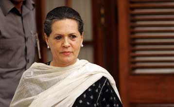 Αυστηρά μέτρα ασφαλείας γύρω από την Σόνια Γκάντι υπό το φόβο δολοφονικής επίθεσης