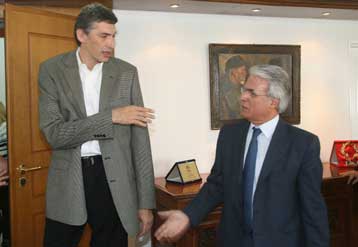 Αντιπαράθεση Αγραπίδη-Φασούλα με φόντο τον ανύπαρκτο στολισμό του Πειραιά