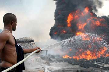 Εκατοντάδες νεκροί από έκρηξη σε αγωγό πετρελαίου στην πρωτεύουσα της Νιγηρίας