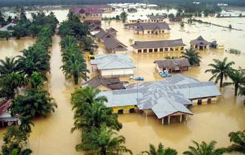 Μνήμες τσουνάμι ξύπνησαν στην εκ νέου πλημμυροπαθή Ινδονησία