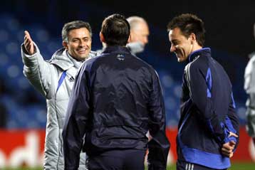 Πιθανότητα επέμβασης αντιμετωπίζει ο Τέρι, αγωνιά ο Μουρίνιο