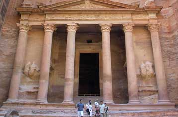 Τα χιόνια απέκλεισαν Έλληνες τουρίστες στην Πέτρα της Ιορδανίας