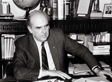 Στη Βιβλιοθήκη της Βουλής παραχωρείται τμήμα του αρχείου του Ανδρέα Παπανδρέου