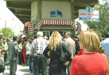 Την «γέφυρα» στην οδό Λήδρας στην Λευκωσία κατεδαφίζουν οι κατοχικές αρχές