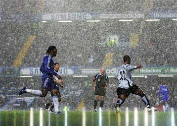 Η βροχή «παρέσυρε» την Τσέλσι προς όφελος της Μάντσεστερ Γ.