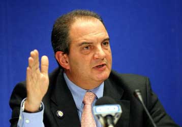 «Όχι» σε πρόωρες εκλογές, λέει ο πρωθυπουργός Κώστας Καραμανλής