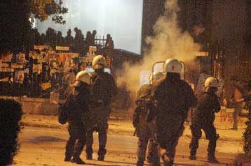 Επεισόδια με μολότοφ και δακρυγόνα τα ξημερώματα στα Εξάρχεια