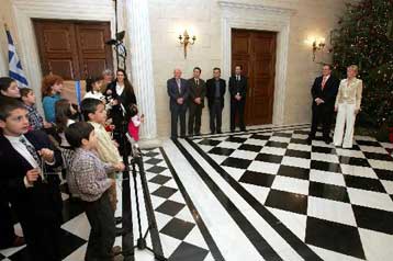 Τα κάλαντα της Πρωτοχρονιάς στους πολιτικούς αρχηγούς