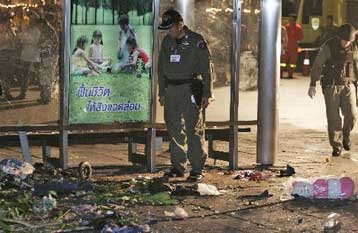 Εκρήξεις σπέρνουν θάνατο και κλίμα έντασης στην πρωτεύουσα της Ταϊλάνδης