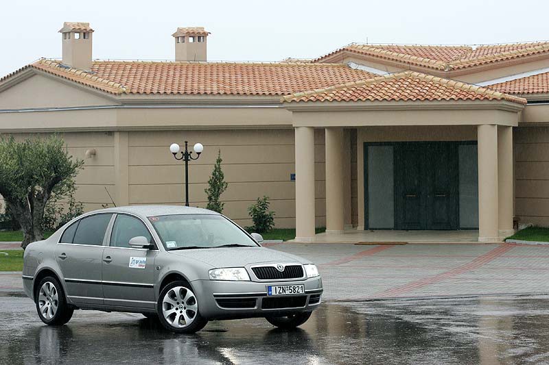 Από 22.990 ευρώ και με 193 ίππους η ανανεωμένη Skoda Superb