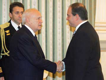 Ευχές με την πολιτική ηγεσία αντάλλαξε ο Κάρολος Παπούλιας την Πρωτοχρονιά