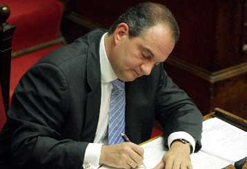 Το ενδεχόμενο πρόωρης προσφυγής στις κάλπες στο επίκεντρο και το 2007