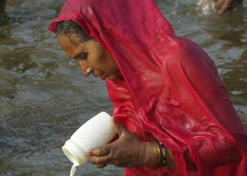 Εκατομμύρια ινδουιστές βουτούν και ξεπλένουν τις αμαρτίες τους στον Γάγγη