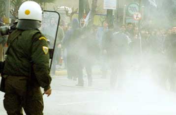 Την ενοχή των νεαρών που αφαίρεσαν κράνη και ασπίδες αστυνομικών ζητά η εισαγγελέας