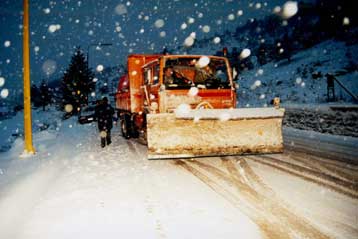 Με δυσκολία η κίνηση σε πολλές περιοχές της Ελλάδας λόγω χιονοπτώσεων