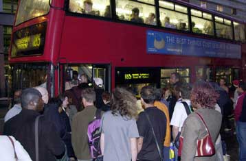 Δύο νεκροί και πέντε τραυματίες από ανατροπή λεωφορείου στο Λονδίνο