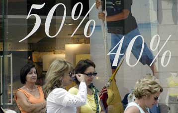 Πρόστιμα του υπουργείου Ανάπτυξης σε εμπορικές επιχειρήσεις για «παράνομες εκπτώσεις»