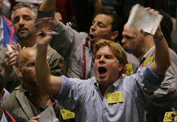 Σε χαμηλό 18μήνου, κάτω από τα 56 δολάρια, οι τιμές του πετρελαίου