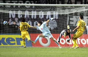 Ο ΠΑΟΚ… πέταξε ψηλότερα και άφησε την ΑΕΚ στο 2-0