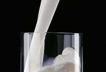 Σε αυξήσεις 3% στην τιμή του γάλακτος προχωρούν δύο βιομηχανίες