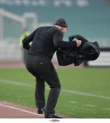 Πίστη σε όσους νεαρούς αξίζουν έχει ο Βίκτορ Μουνιόθ-Το βαρύ… παλτό του Χατζάρα