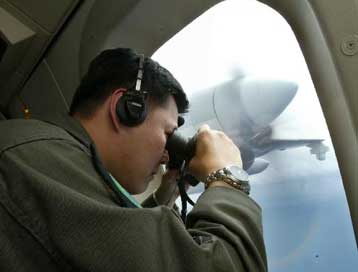 Μεγάλα μεταλλικά κομμάτια σε στενό της Ινδονησίας ίσως οδηγούν στο Boeing-«φάντασμα»