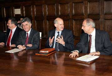 Υποκλοπές, φυγόστρατοι και Παιδεία οι αιχμές της κριτικής του ΠΑΣΟΚ στην κυβέρνηση