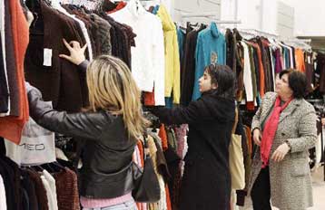 «Εμφύλιος» στον εμπορικό κόσμο για τις εκπτώσεις