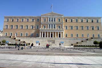 Στην αστυνομία προσήχθησαν οκτώ μέλη του ΠΑΜΕ για διαμαρτυρία στον Αγνωστο Στρατιώτη