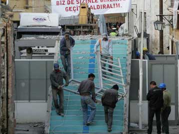Κατεδάφιση του τοίχου στο φυλάκιο της Εθνικής Φρουράς στην οδό Λήδρας, ζητά ο Ταλάτ