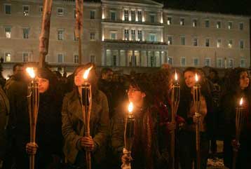 Σε κλοιό διαδηλώσεων άρχισε στη Βουλή η συζήτηση για το άρθρο 16