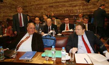 Στη Βουλή η πολιτική αντιπαράθεση για την αναθεώρηση του άρθρου 16