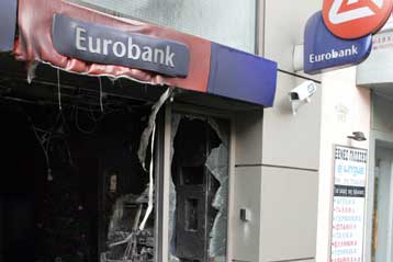 Μπαράζ εμπρησμών και επιθέσεων τη νύχτα κατά τραπεζών και γραφείων της ΝΔ