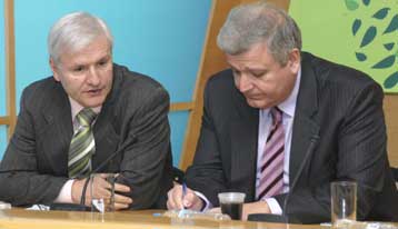 Βολές από ΠΑΣΟΚ, ΣΥΝ στον υπουργό Υγείας για το θέμα των εφημεριών των γιατρών