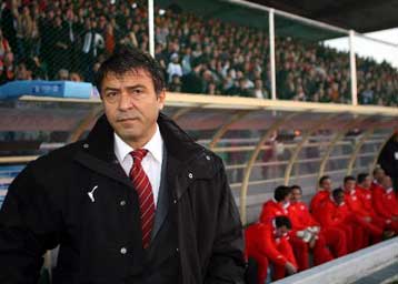 Θετικός και ταυτόχρονα επιφυλακτικός για μεταγραφές ο Λεμονής