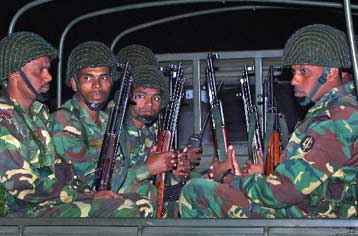 Σε κατάσταση εκτάκτου ανάγκης το Μπανγκλαντές μετά από εβδομάδες βίας