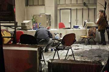 Επίθεση με μολότοφ σε διμοιρία των ΜΑΤ στα Εξάρχεια, εμπρησμοί σε τράπεζες