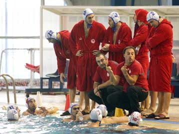 Ήττα του Ολυμπιακού από την Γιουγκ με παράπονα από τη διαιτησία