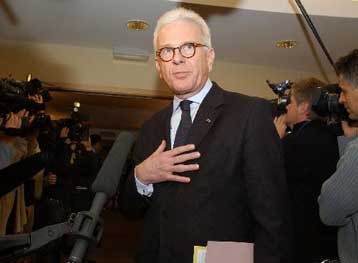 O Γερμανός Χριστιανοδημοκράτης Χανς Γκερτ Πέτερινγκ νέος πρόεδρος του Ευρωκοινοβουλίου