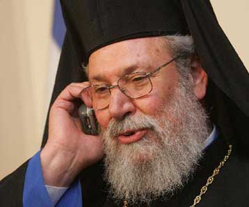 Ο Αρχιεπίσκοπος Χρυσόστομος ζητεί να «αφήσουν ανενόχλητες» τις κυπριακές τράπεζες