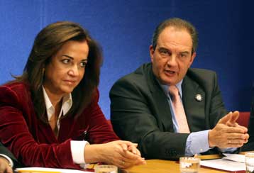 Αναταραχή στην κυβέρνηση από τις αιχμές Μπακογιάννη και Έβερτ για την τρομοκρατία