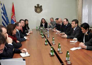 Υπέρ αμοιβαία αποδεκτής λύσης για το Κόσοβο τάσσεται ο Κ.Καραμανλής από τη Σερβία