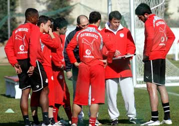 Οκτώ οι απουσίες του Ολυμπιακού στα Ιωάννινα, αλλά παρών ο Κωνσταντίνου