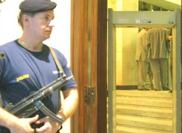 Απόπειρα αφοπλισμού ειδικού φρουρού στην Ελληνοαμερικανική Ένωση